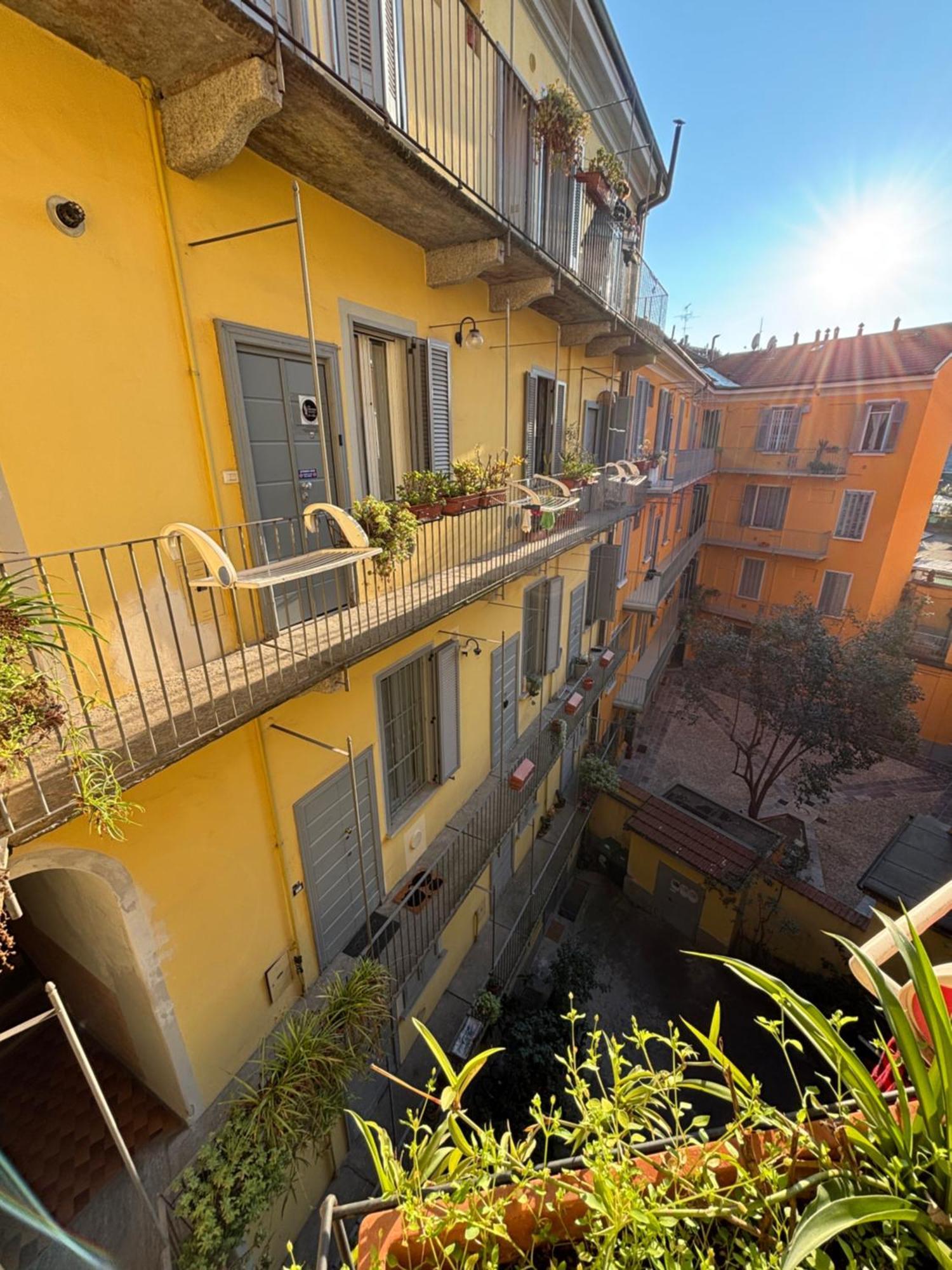 La Vecchia Milano-Les Nubles Vannucci - Il Ballatoio E Il Cortile Exterior photo