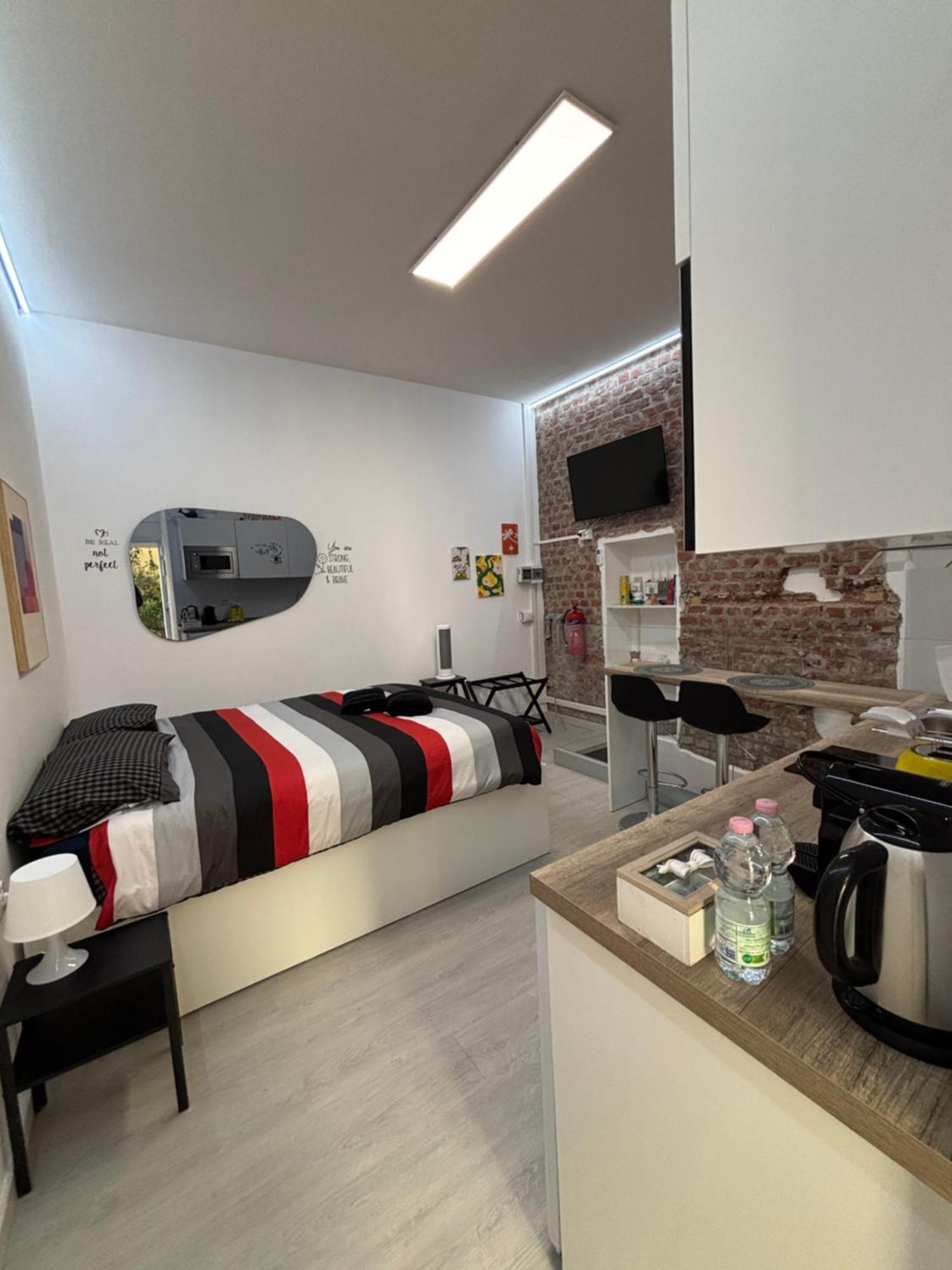 La Vecchia Milano-Les Nubles Vannucci - Il Ballatoio E Il Cortile Exterior photo
